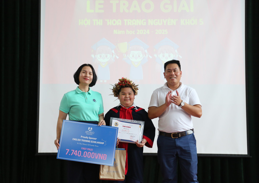 Cô Đào Thị Thúy - Hiệu trưởng Trường Tiểu học Yên Hòa và đại biểu trao giải Nhất cho em Bùi Hoàng Anh (khối 5). sau-y-1.jpg