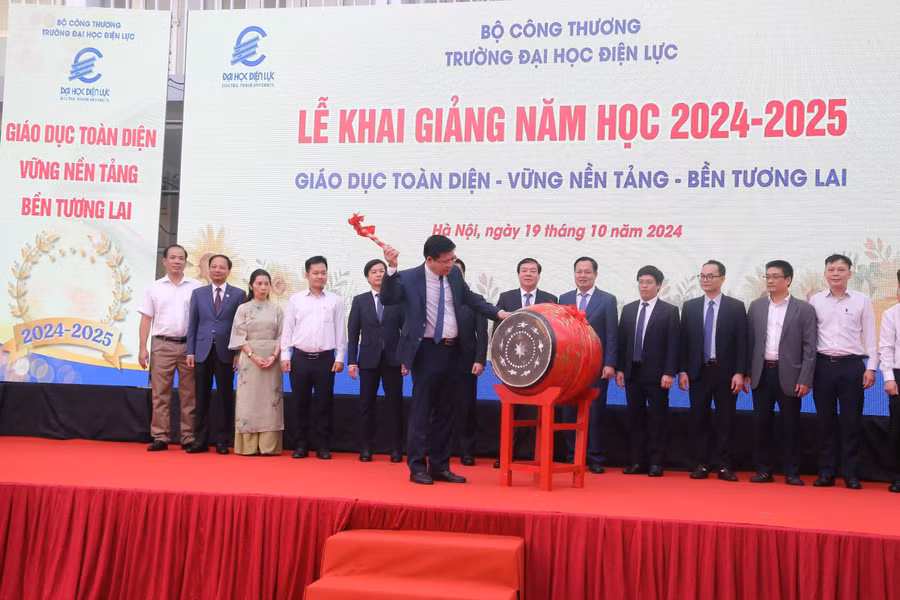 PGS.TS Đinh Văn Châu đánh trống khai giảng năm học mới 2024 -2025.