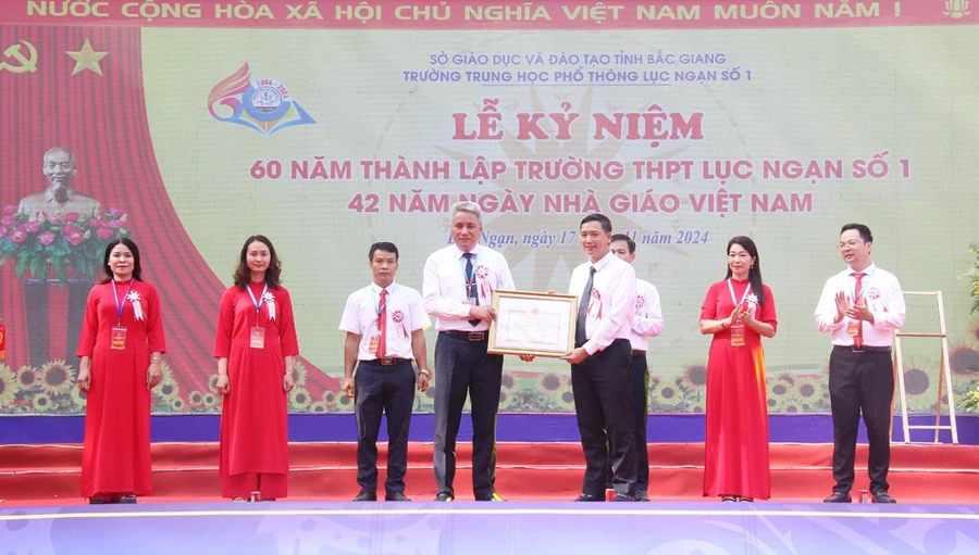 Thừa ủy quyền của Bộ trưởng Bộ GD&ĐT, ông Nguyễn Việt Oanh trao Bằng khen cho các tập thể, cá nhân. 