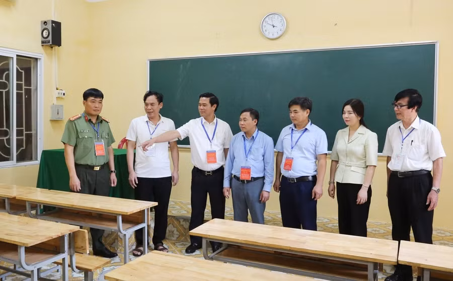 Phó Chủ tịch UBND tỉnh Bắc Ninh Lê Xuân Lợi kiểm tra phòng thi tại điểm thi THPT Nguyễn Du.