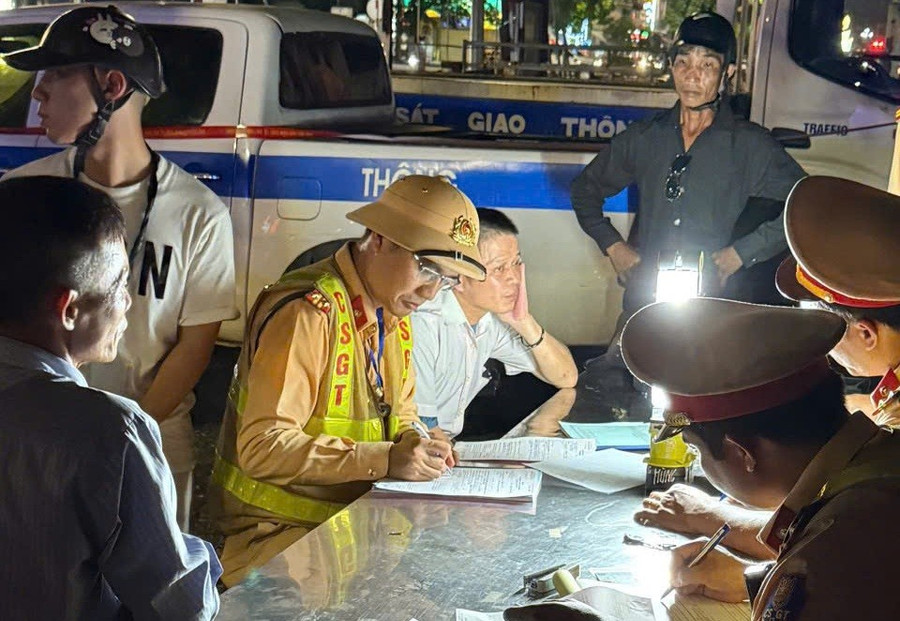 CSGT lập biên bản các trường hợp vi phạm.