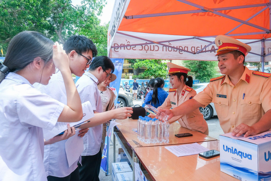 Tặng nước uống động viên thí sinh thi tốt. c-10.jpg