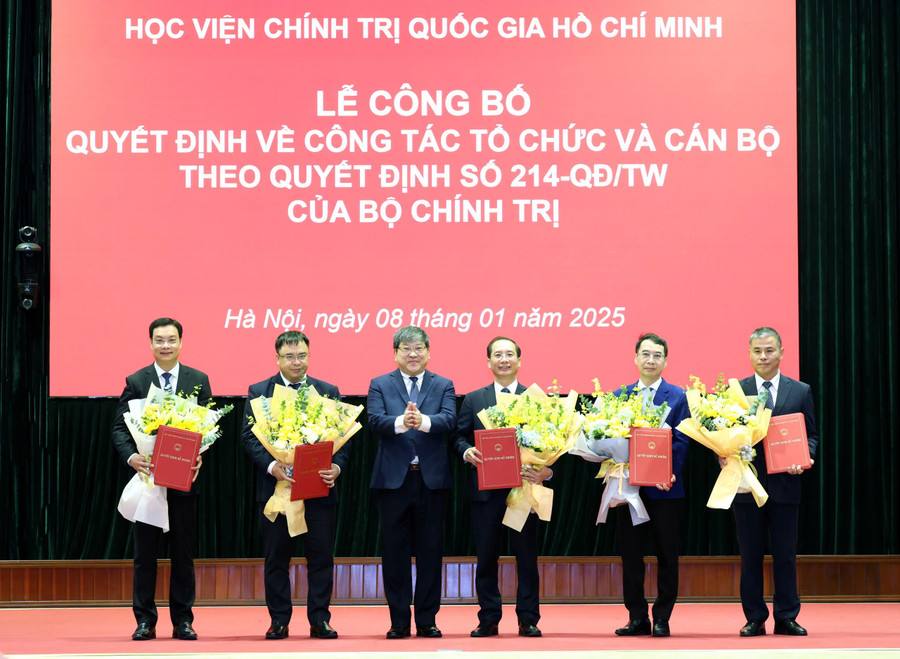 Trao quyết định bổ nhiệm lãnh đạo quản lý của Học viện Hành chính và Quản trị công.