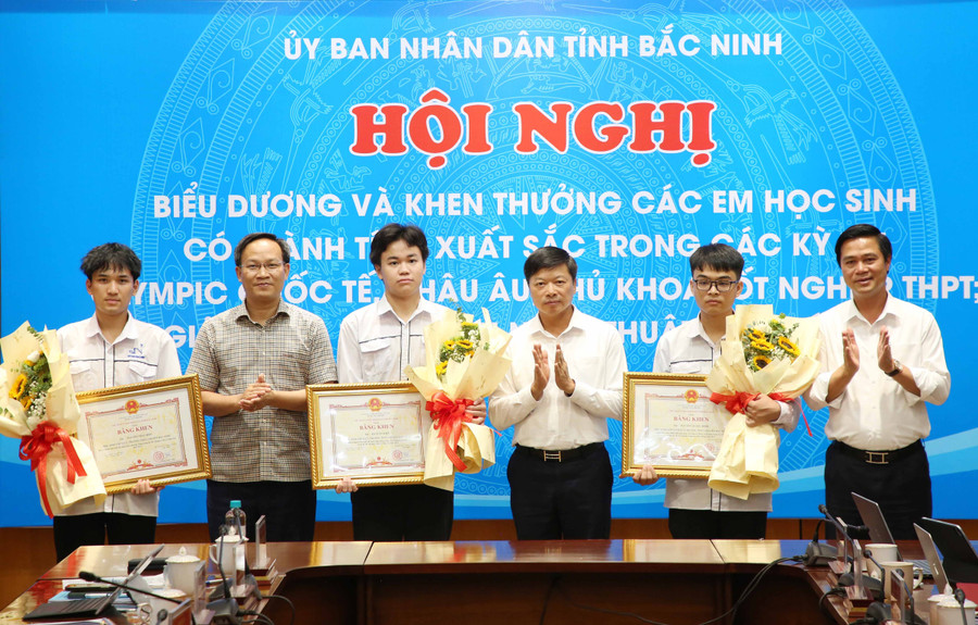 Phó Chủ tịch UBND tỉnh Bắc Ninh Phạm Văn Thịnh (thứ 2 bên trái); Phó Chủ tịch UBND tỉnh Bắc Ninh Đào Quang Khải (thứ 3 bên phải); Phó Chủ tịch UBND tỉnh Bắc Ninh Lê Xuân Lợi trao Bằng khen cho các em đạt giải tại các Kỳ thi Olympic khu vực. b-5.jpg