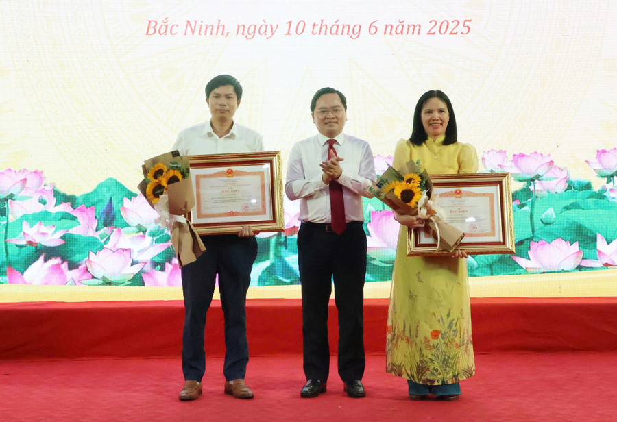 Bí thư Tỉnh ủy Bắc Ninh Nguyễn Anh Tuấn chúc mừng nhà giáo Lưu Văn Ngân và nhà giáo Vũ Thị Len (Trường THPT Chuyên Bắc Ninh) được Thủ tướng Chính phủ tặng Bằng khen. b-4.jpg