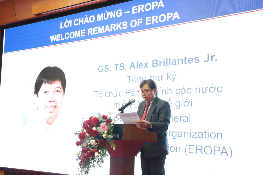 GS.TS. Alex Brillantes, Tổng Thư ký Tổ chức Hành chính miền Đông Thế giới (EROPA) phát biểu. c2.jpg