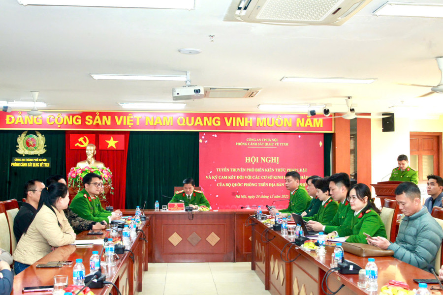 Công an TP Hà Nội tuyên truyền phổ biến kiến thức pháp luật đối với các cơ sở kinh doanh pháo hoa.