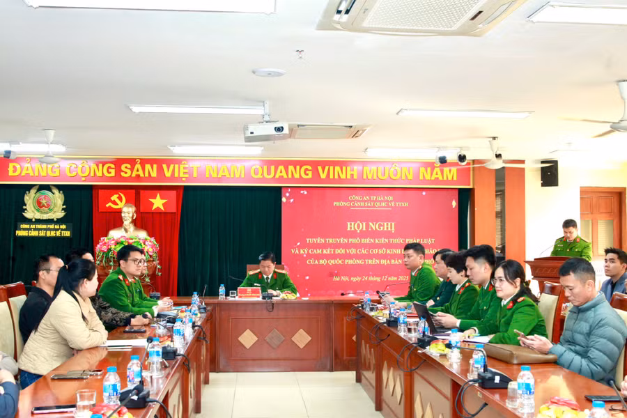 Công an TP Hà Nội tuyên truyền phổ biến kiến thức pháp luật đối với các cơ sở kinh doanh pháo hoa.