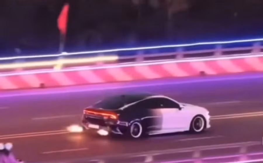 Lái xe liên tục rú ga, nẹt pô, khiến phương tiện phát ra tia lửa từ ống xả (Ảnh CA).