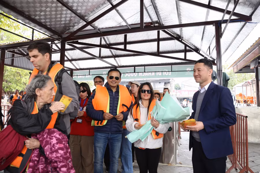 Ninh Bình đón hơn 130.00 lượt khách quốc tế dịp Tết.