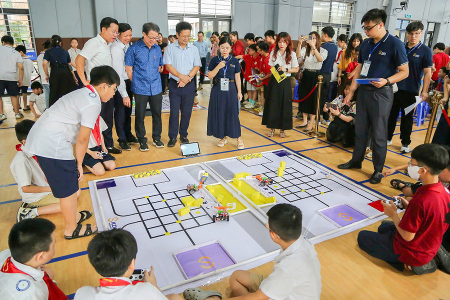 Học sinh tiểu học tập trung điều khiển robot. l-7.jpg