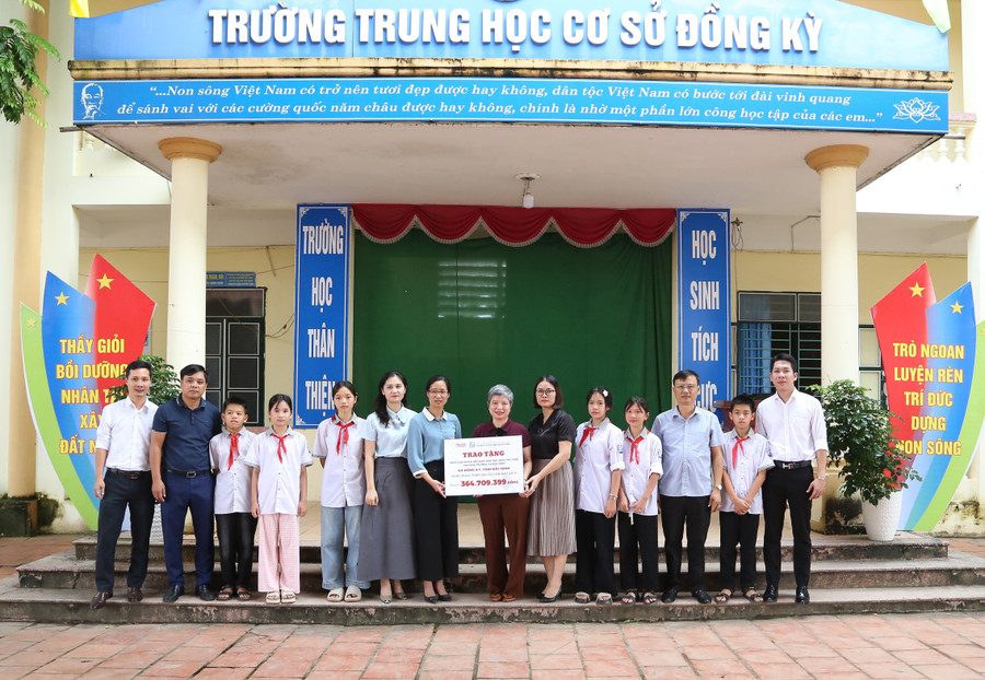 Báo Giáo dục và Thời đại phối hợp với Công ty CP ĐT&PT Giáo dục Hà Nội để trao tặng đồ dùng học tập, sách vở cho đại diện UBND xã Đồng Kỳ. untitled.jpg