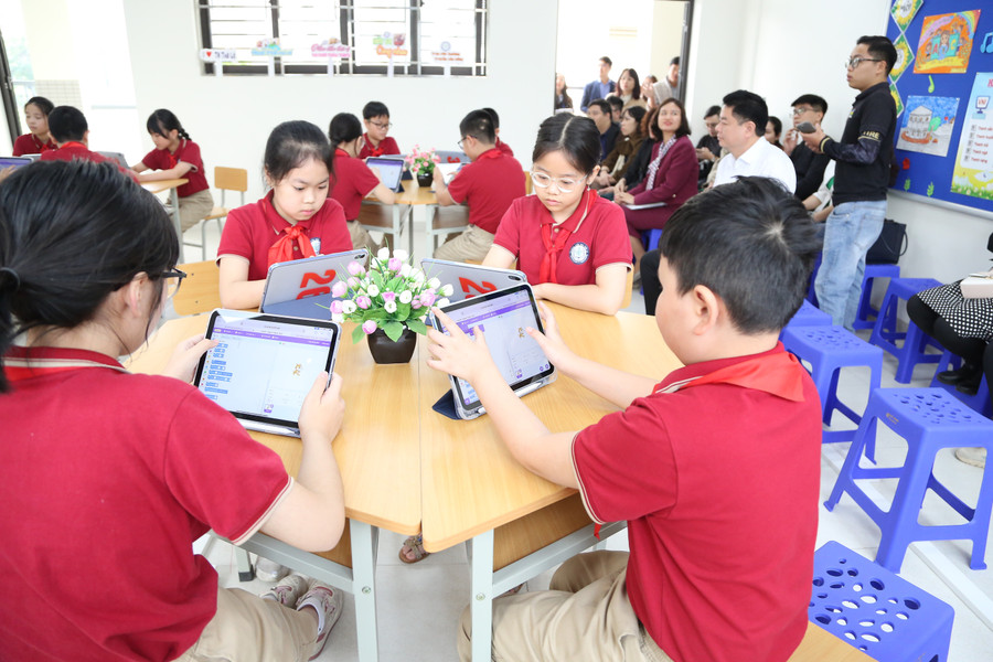 Học sinh sử dụng thành thạo thiết bị thông minh khai thác học liệu số.