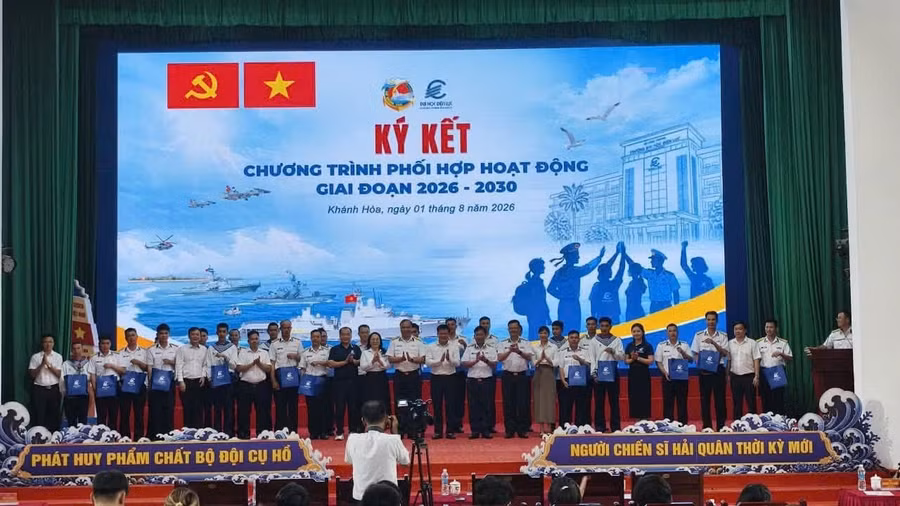 Các đại biểu cùng chụp ảnh lưu niệm.