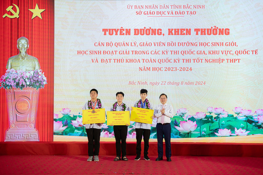 Bí thư Tỉnh ủy Bắc Ninh trao khen thưởng cho 3 học sinh có thành tích xuất sắc.