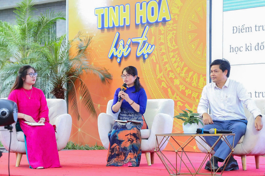 Giáo viên Nguyễn Thị Anh Đào chia sẻ kinh nghiệm đồng hành cùng con với phụ huynh tại chương trình. g3.jpg