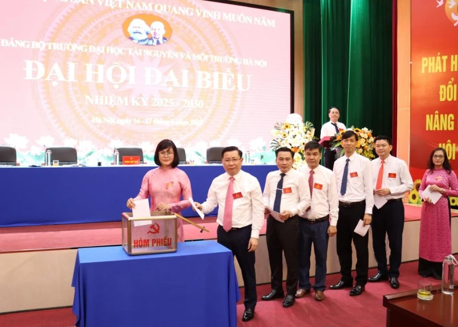 Đại biểu bỏ phiếu.