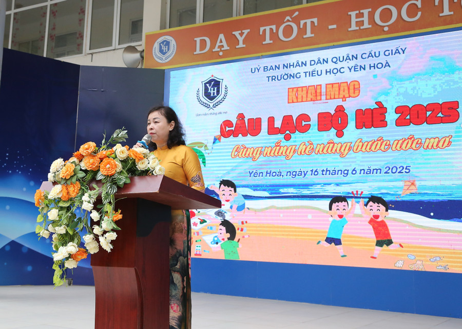 Nhà giáo Đặng Thị Kim Khuê - Phó Hiệu trưởng trường Tiểu học Yên Hòa khai mạc CLB hè. y-1.jpg