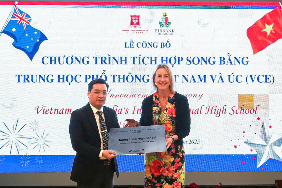 Trường THPT Hoàng Long nhận Giấy Chứng nhận cấp phép của Cơ quan Quản lý chương trình giáo dục và đánh giá Bang Victoria. 