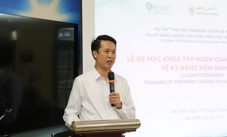 TS. Vũ Quang Khuê, Hiệu trưởng Trường Cao đẳng Công nghiệp Bắc Ninh chia sẻ tại buổi lễ. 1f2a9743.jpg