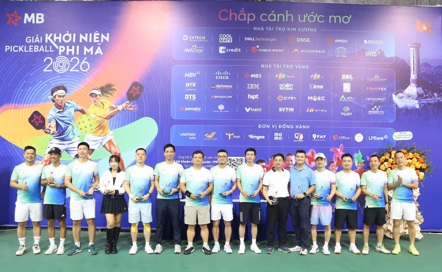 Đại diện MB cùng các đơn vị, đối tác tham gia giải.