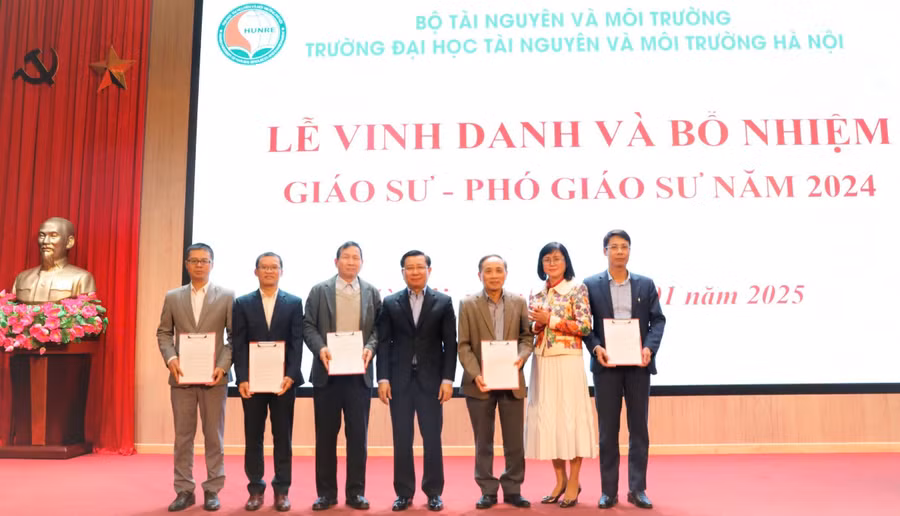 Lãnh đạo Trường Đại học TN&MT chụp ảnh kỷ niệm cùng các tân Giáo sư, Phó Giáo sư.