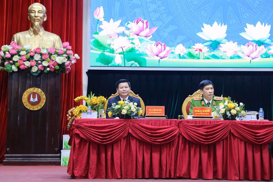 Trung tướng, GS.TS Trần Minh Hưởng và PGS.TS Đinh Văn Châu chủ trì Hội thảo.