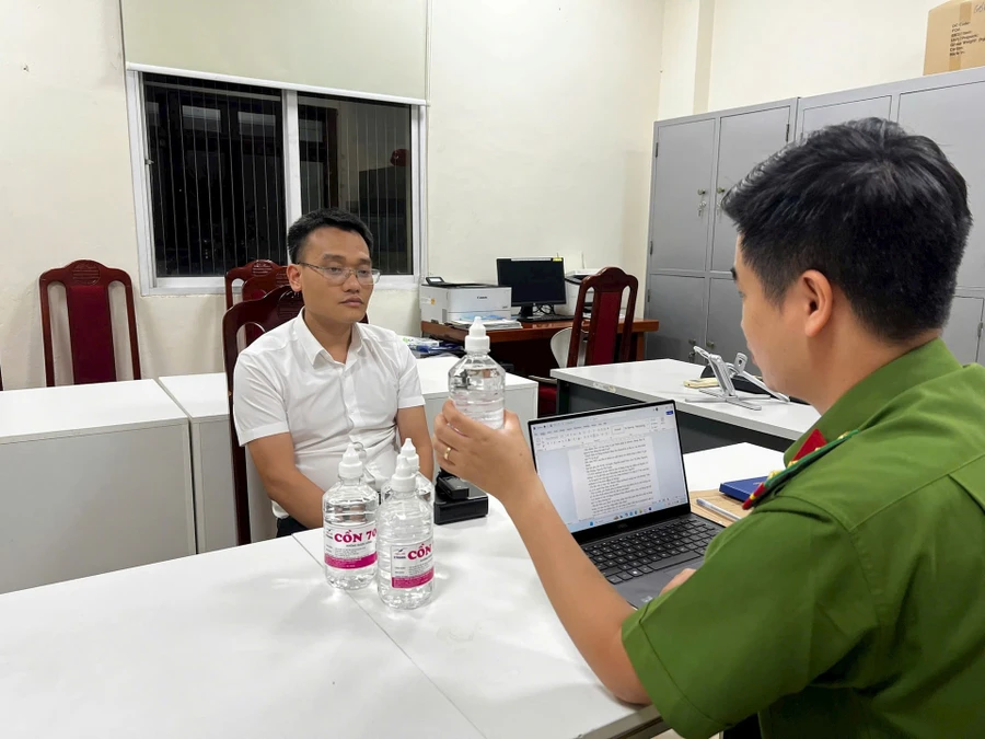 Phạm Đình Tuấn tại cơ quan công an. 