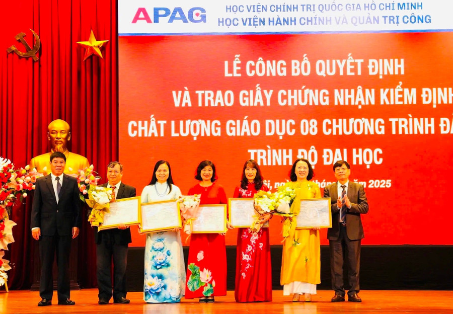 GS.TS. Huỳnh Văn Chương, Cục trưởng Cục Quản lý chất lượng, Bộ GD&ĐT và TS. Nguyễn Văn Đường, Giám đốc Trung tâm Kiểm định chất lượng giáo dục Thăng Long trao giấy chứng nhận kiểm định chất lượng 8 chương trình đào tạo của Học viện Hành chính và Quản trị công. 0d26b99ca6412c1f7550.jpg
