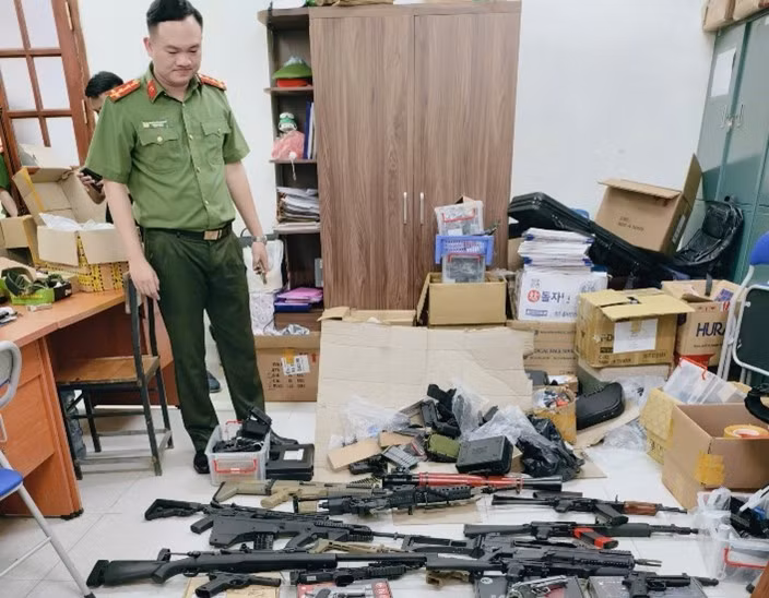 Công an kiểm tra, phát hiện số lượng lớn súng bắn đạn nhựa, bi sắt.