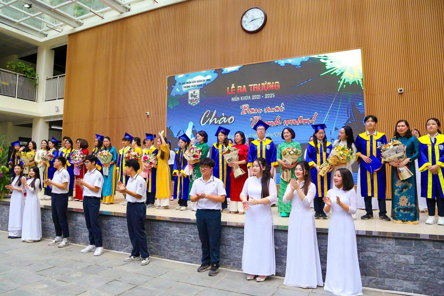 Học sinh tri ân thầy cô trong buổi lễ chia tay. gv-10.jpg