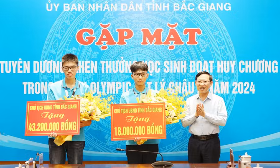 Trước đó, lãnh đạo tỉnh Bắc Giang tuyên dương Thân Thế Công, Trương Phi Hùng (Ảnh TL).