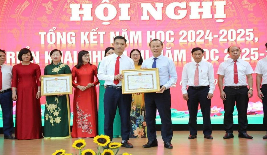Mr. Tran Dinh Nam - Principal of Yen Dung High School No. 1 was honored to receive a Certificate of Merit from the Chairman of the Provincial People's Committee for the excellent collective of the 2024 - 2025 school year. Ông Trần Đình Nam - Hiệu trưởng Trường THPT Yên Dũng số 1 vinh dự nhận Bằng khen của Chủ tịch UBND tỉnh cho tập thể xuất sắc năm học 2024 - 2025