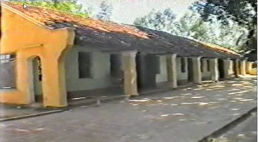 The row of houses built in 1966 is a part of the dear memories of the school. Dãy nhà cấp 4 được xây dựng từ năm 1966 là một phần kí ức thân thương về ngôi trường