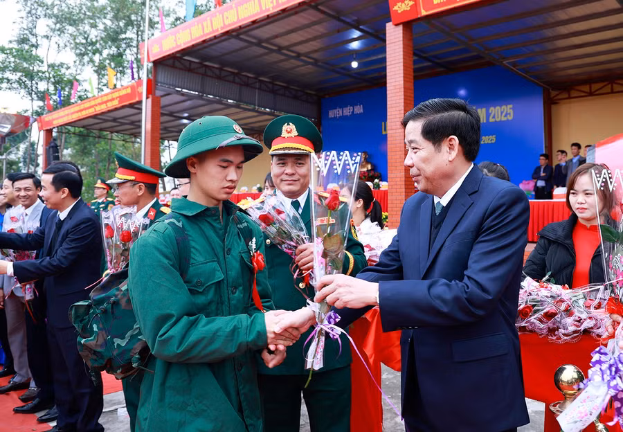 Bí thư Tỉnh ủy Bắc Giang Nguyễn Văn Gấu tặng hoa, động viên các tân binh. (Ảnh: BGG)