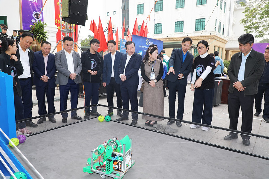 Lãnh đạo phường Từ Sơn cùng đại biểu thăm quan khu vực trưng bày, thi Robocon.