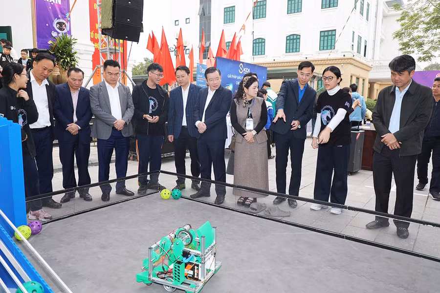 Lãnh đạo phường Từ Sơn cùng đại biểu thăm quan khu vực trưng bày, thi Robocon.