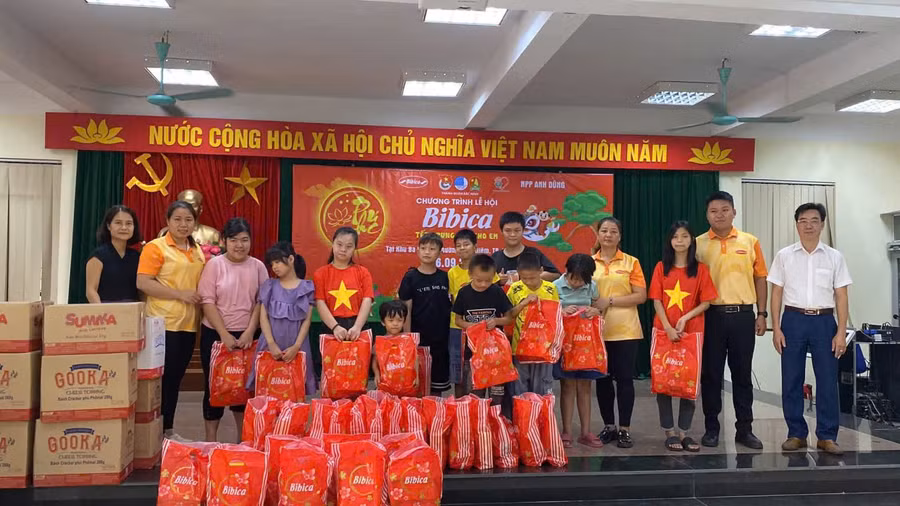 Ban tổ chức trao quà Trung thu cho học sinh (Ảnh tư liệu).