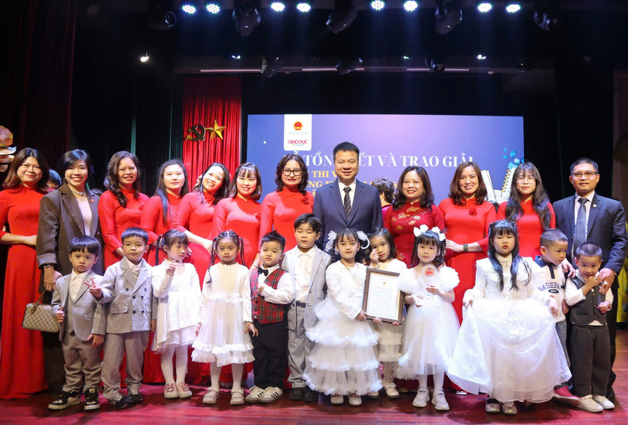 Nhà báo Triệu Ngọc Lâm - Tổng Biên tập Báo GD&TĐ chia vui với cô trò Trường Mầm non Bình Minh.