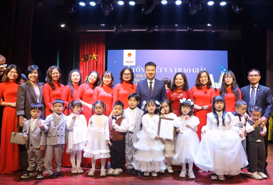 Nhà báo Triệu Ngọc Lâm - Tổng Biên tập Báo GD&TĐ chia vui với cô trò Trường Mầm non Bình Minh.