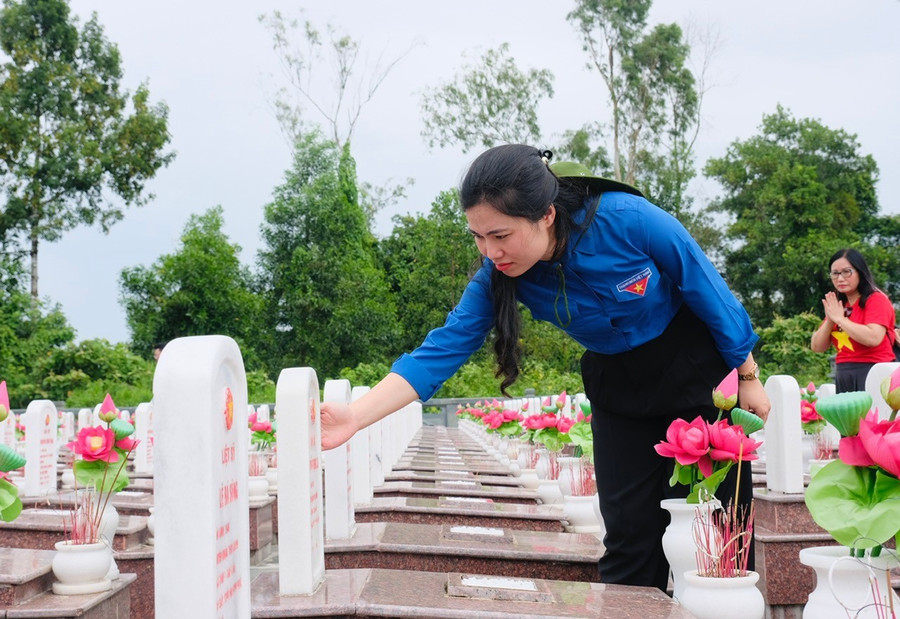 Chị Nguyễn Vân Anh - Bí thư Đoàn Trường Đại học Điện lực thắp hương tại Nghĩa trang liệt sĩ quốc gia Trường Sơn (Ảnh Châu Linh). c2.jpg
