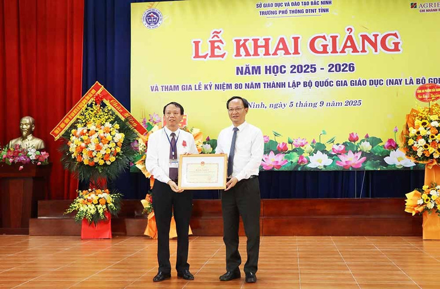Thừa ủy quyền, ông Phạm Văn Thịnh - Phó Chủ tịch UBND tỉnh Bắc Ninh tặng Bằng khen của Bộ GD&ĐT cho tập thể nhà trường. img-3852.jpg