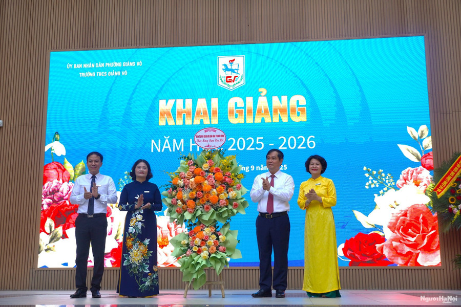 Ông Phan Xuân Thủy, Phó Trưởng Ban Tuyên giáo và Dân vận Trung ương tặng hoa chúc mừng Trường THCS Giảng Võ.