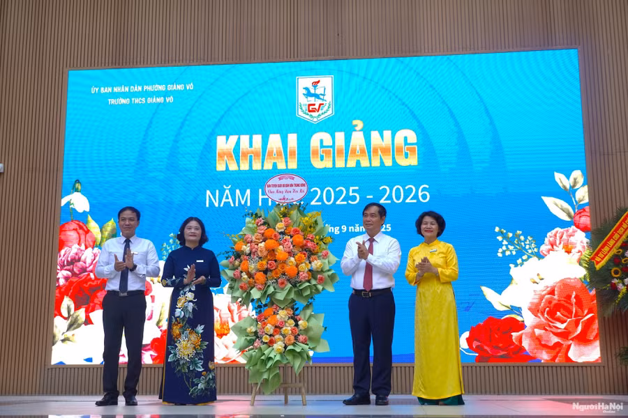 Ông Phan Xuân Thủy, Phó Trưởng Ban Tuyên giáo và Dân vận Trung ương tặng hoa chúc mừng Trường THCS Giảng Võ.