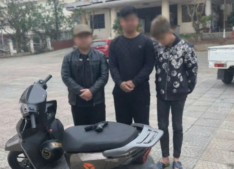 3 thanh niên cùng tang vật bị thu giữ.