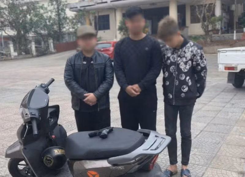 3 thanh niên cùng tang vật bị thu giữ.