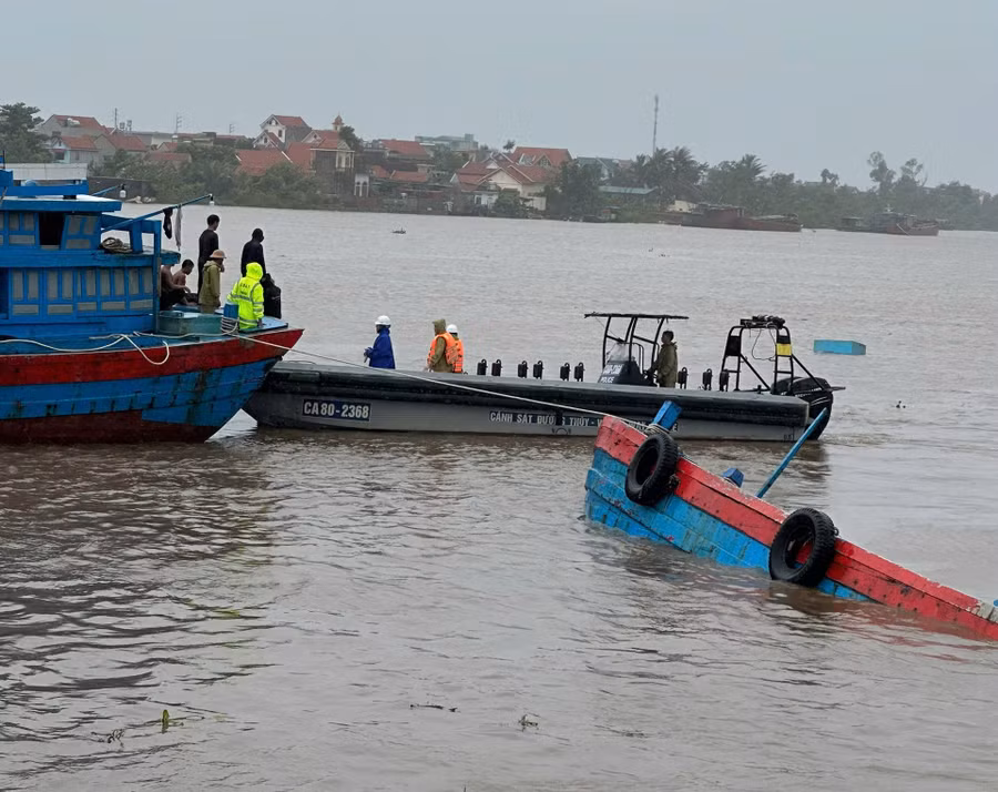 Cảnh sát kịp thời hỗ trợ thuyền viên sau sự cố lật chìm tàu. 