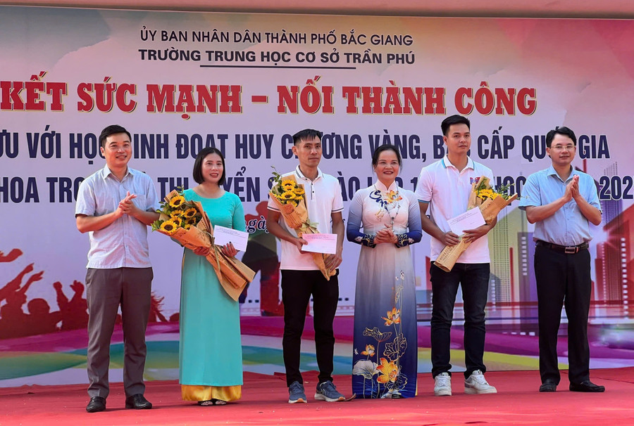 Lãnh đạo Phòng GD&ĐT cùng đại biểu, nhà trường khen thưởng các VĐV đạt thành tích cao, 