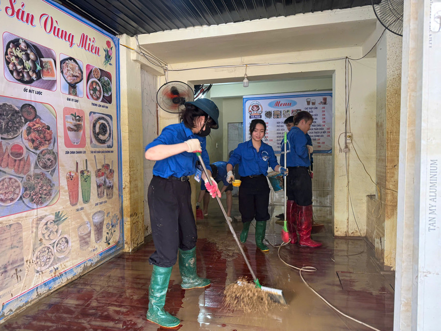Sinh viên Trường Đại học Điện Lực dọn dẹp, hỗ trợ người dân khắc phục hậu quả sau mưa lũ. e6.jpg