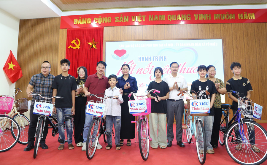 Đơn vị IMC cùng Ban tổ chức trao quà cho học sinh tại xã Võ Miếu. a15.jpg